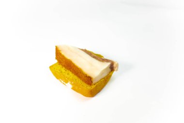 Ekmek dilimlenmiş domuz yağı ile bakış beyaz arka plan üzerinde kapatın