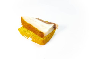 Ekmek dilimlenmiş domuz yağı ile bakış beyaz arka plan üzerinde kapatın