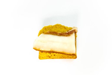 Ekmek dilimlenmiş domuz yağı ile bakış beyaz arka plan üzerinde kapatın