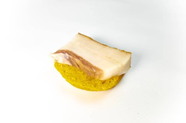 Ekmek dilimlenmiş domuz yağı ile bakış beyaz arka plan üzerinde kapatın