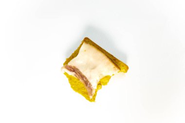 Ekmek dilimlenmiş domuz yağı ile bakış beyaz arka plan üzerinde kapatın