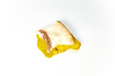 Ekmek dilimlenmiş domuz yağı ile bakış beyaz arka plan üzerinde kapatın