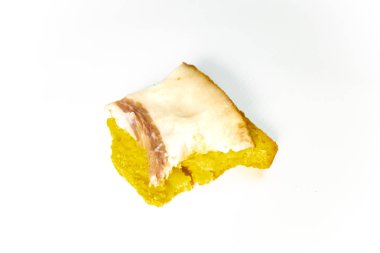 Ekmek dilimlenmiş domuz yağı ile bakış beyaz arka plan üzerinde kapatın