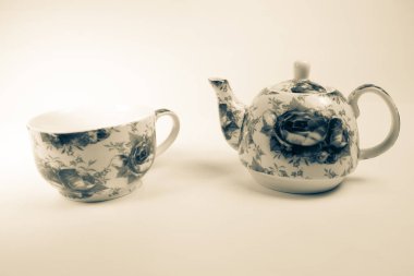 porselen çaydanlık ve bardak