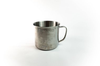 Beyaz arka plan üzerinde boş metal Kupası