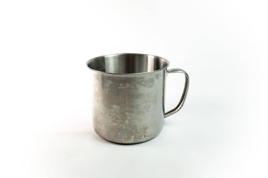 Beyaz arka plan üzerinde boş metal Kupası