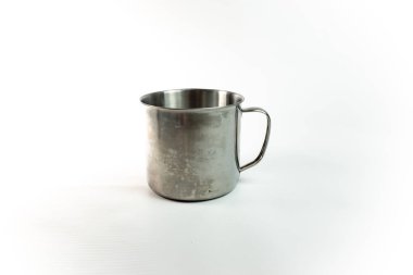 Beyaz arka plan üzerinde boş metal Kupası