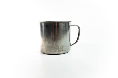 Beyaz arka plan üzerinde boş metal Kupası