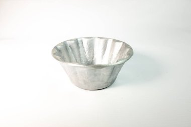 Boş metal muffins beyaz arka plan üzerinde için yemek pişirme