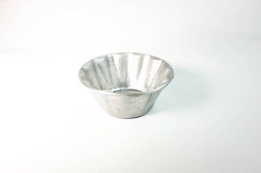 Boş metal muffins beyaz arka plan üzerinde için yemek pişirme