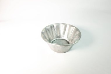 Boş metal muffins beyaz arka plan üzerinde için yemek pişirme