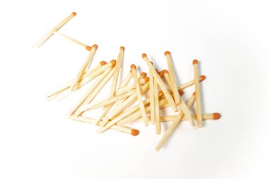 Beyaz arka plan üzerinde ahşap maçlar yığını