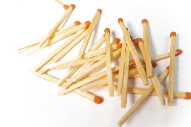 Beyaz arka plan üzerinde ahşap maçlar yığını