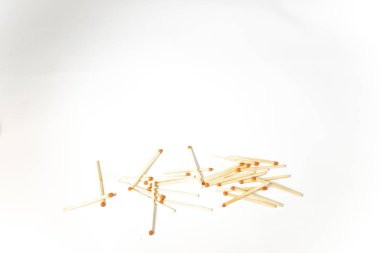 Beyaz arka plan üzerinde ahşap maçlar yığını