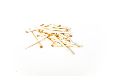 Beyaz arka plan üzerinde ahşap maçlar yığını