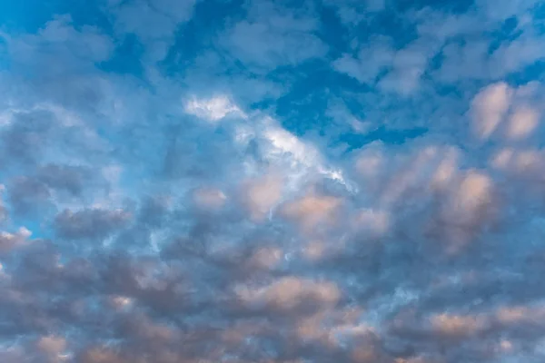 Nuvens Brancas Bonitas Céu Azul Durante Pôr Sol — Fotografia de Stock