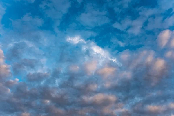 Nuvens Brancas Bonitas Céu Azul Durante Pôr Sol — Fotografia de Stock