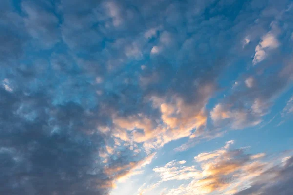 Schöne Weiße Wolken Blauen Himmel Bei Sonnenuntergang — Stockfoto