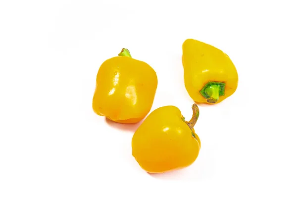 三黄色甜椒在白色背景 — 图库照片