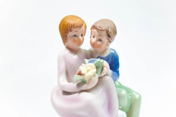 Statuette Eines Verliebten Paares Auf Weißem Hintergrund — Stockfoto