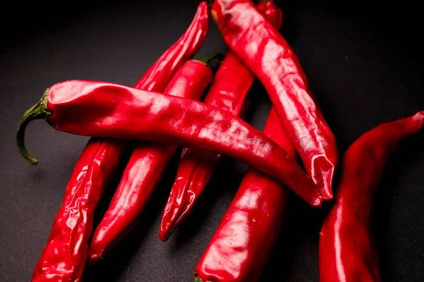 Chiles Rojos Sobre Fondo Oscuro — Foto de Stock