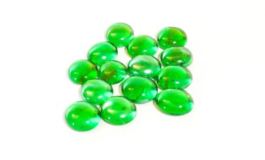 Beyaz arka plan üzerinde renkli cam çakıl