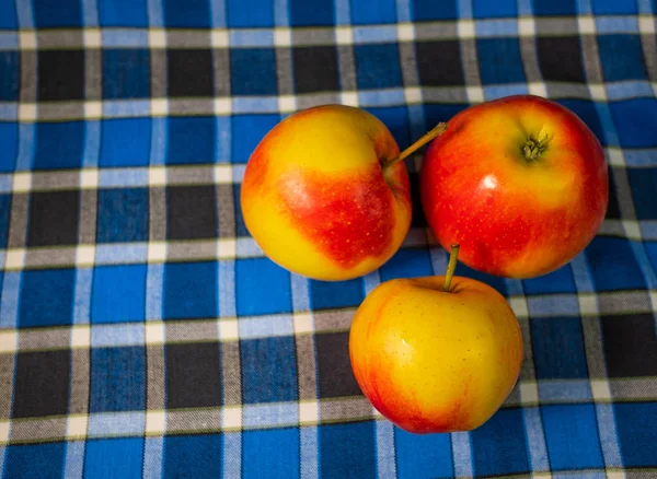 Fresh Ripe Apples Checkered Tablecloth — Stock Photo, Image