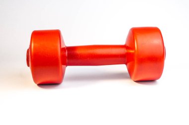Beyaz zemin üzerine kırmızı dumbbell görünümünü kapat