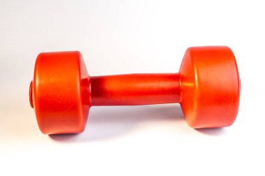 Beyaz zemin üzerine kırmızı dumbbell görünümünü kapat