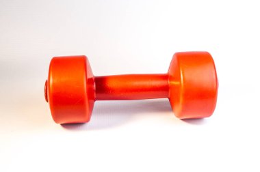 Beyaz zemin üzerine kırmızı dumbbell görünümünü kapat