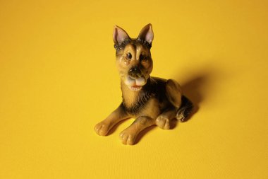 oyuncak köpek üzerinde sarı bir arka plan, köpek yavrusu