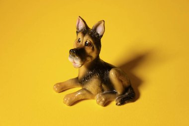 oyuncak köpek üzerinde sarı bir arka plan, köpek yavrusu
