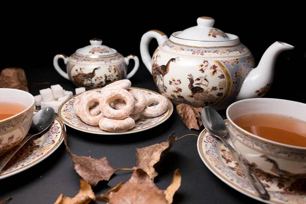 çay partisi, çay seti, fincan çay ve su ısıtıcısı