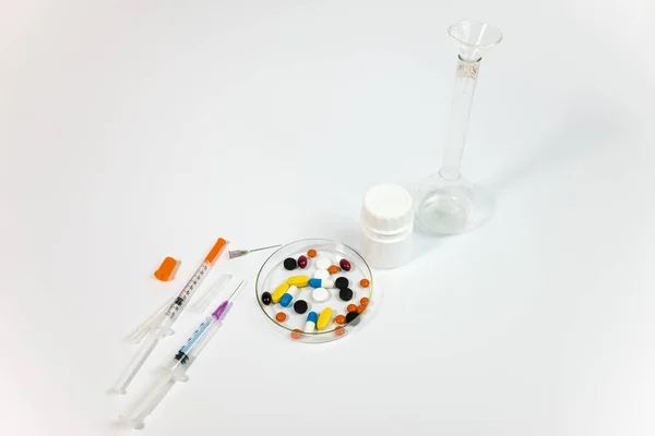 Várias Pílulas Tigela Vidro Garrafa Plástico Fundo Branco — Fotografia de Stock