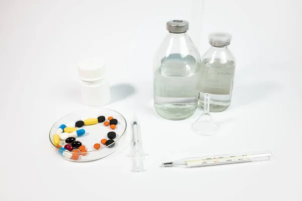 Különböző Gyógyszerek Fecskendőt Elszigetelt Fehér Background — Stock Fotó
