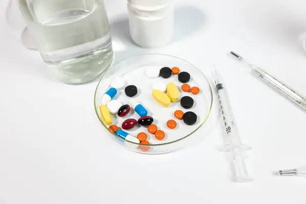 Различные Лекарства Шприц Изолированные Белом Фоне — стоковое фото