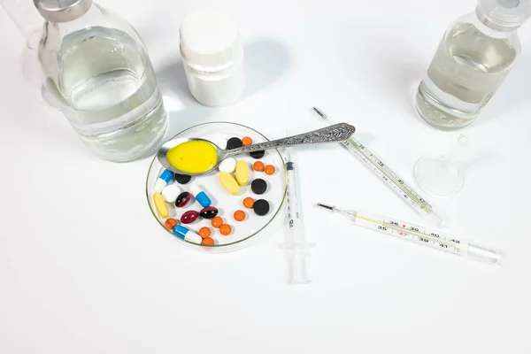 Medicamentos Variedad Jeringa Aislados Sobre Fondo Blanco — Foto de Stock