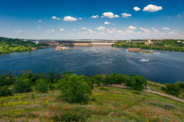 parlak mavi gökyüzü altında Barajı ile güzel nehir