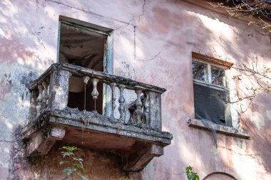 gündüz sırasında harap terk edilmiş binanın cephe