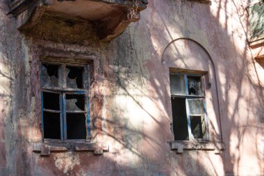 gündüz sırasında harap terk edilmiş binanın cephe
