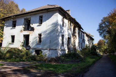 gündüz sırasında harap terk edilmiş binanın cephe