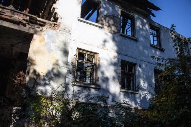 gündüz sırasında harap terk edilmiş binanın cephe