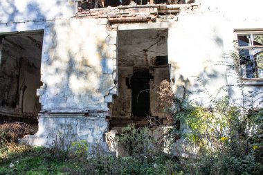 gündüz sırasında harap terk edilmiş binanın cephe