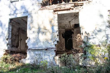 gündüz sırasında harap terk edilmiş binanın cephe