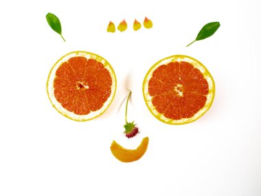 Beyaz arkaplanda greyfurt dilimleri