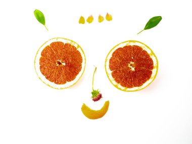 Beyaz arkaplanda greyfurt dilimleri