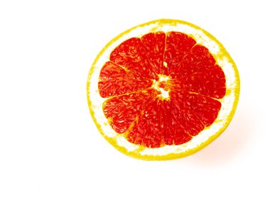 Beyaz arkaplanda greyfurt dilimleri