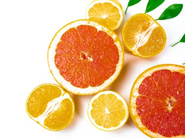 Beyaz arka plan üzerinde olgunlaşmış Taze narenciye meyve yarısı