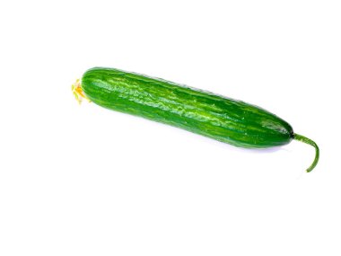 Beyaz zemin üzerine yeşil olgun salatalık