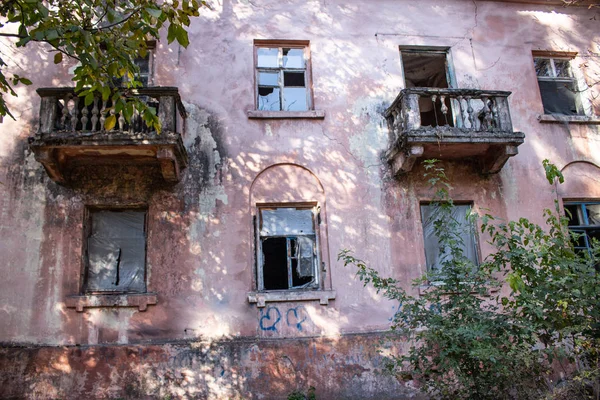 Фасад Разрушенного Заброшенного Здания Днем — стоковое фото